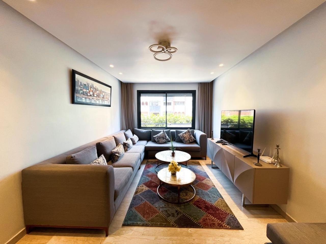 Guy Apartment